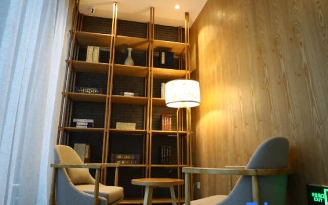 Xinyang Nanwan Lake Camellia Hotel