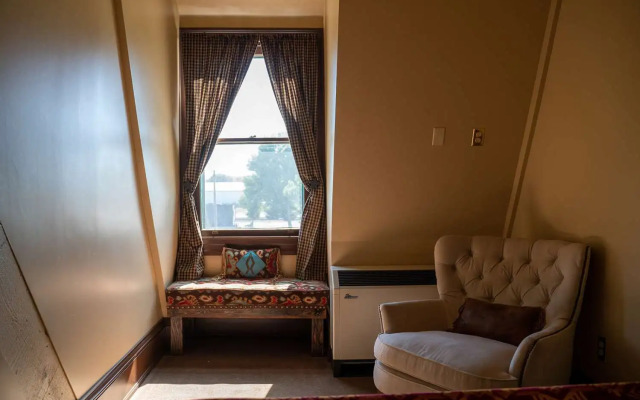 Sheridan Inn, B/W Signature Collection