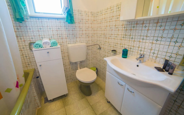 Apartment Zora - with large garden terrace: A Donji-Polanda Supetar, Island Brac