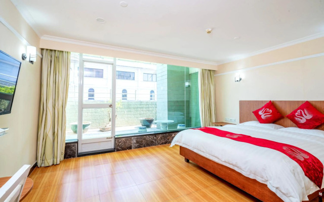 LN White House Hotel