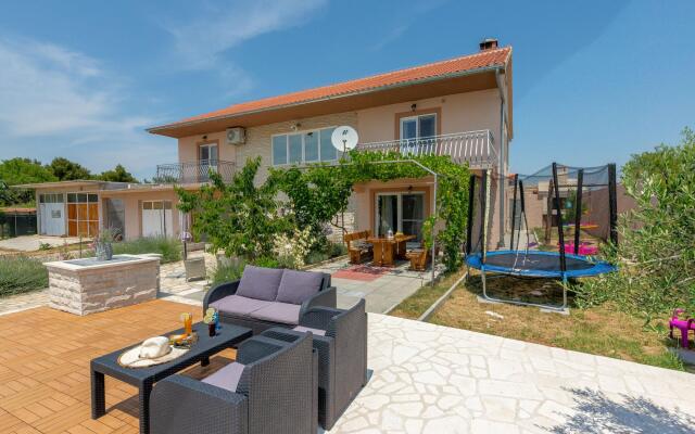 Beautiful Holiday Home in Lisicic