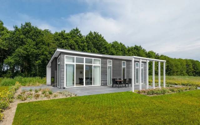 Chalet with Fireplace near Oosterschelde