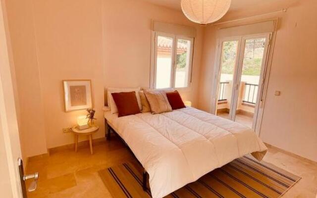 Newly renovated, Spacious, Bright Villa 5 minutes to the Beach
