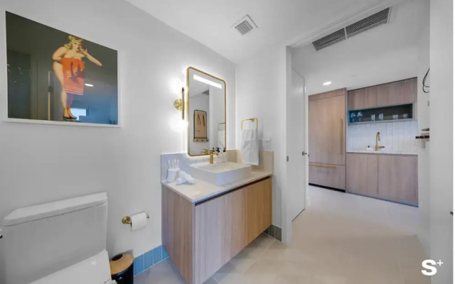Downtown Haven Sleek 1-BR with Vistas