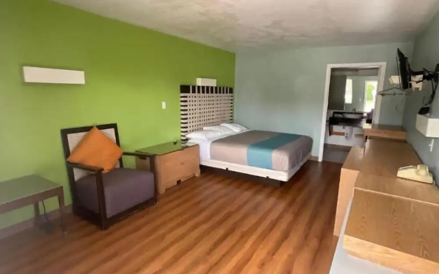 Country Yard Inn and Suite