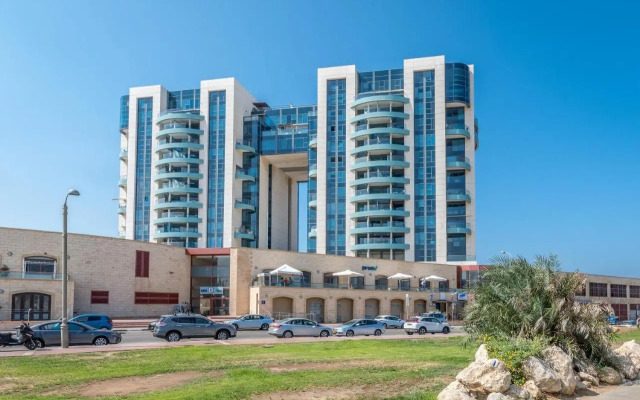 Front of Beach next Ritz Hotel - 3 Bedroom& 3 Bathroom