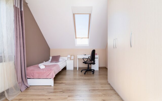 Czarnochowice House by Renters