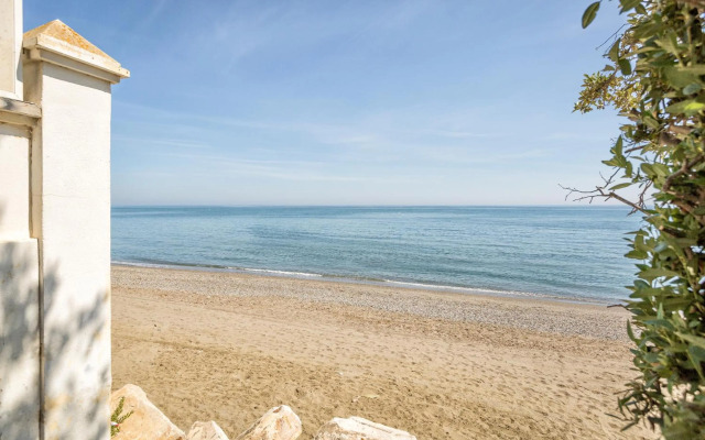 Beachside cosy apartment with pool
