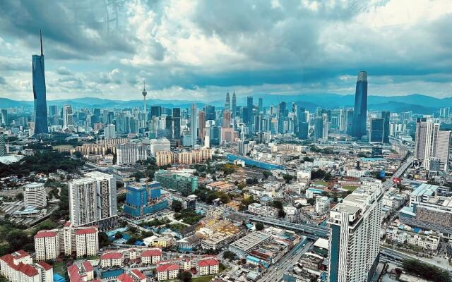 Cozy Skyline Retreat Trion KL - Level 63