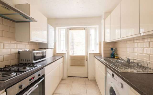 3 Bedroom House in Canning Town With Parking