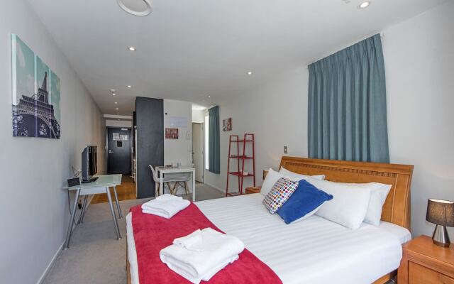 Colourful Bright Studio, Queens Resid, Pool & Gym