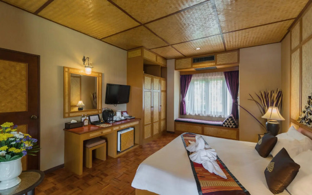 Coral Hotel Bangsaphan