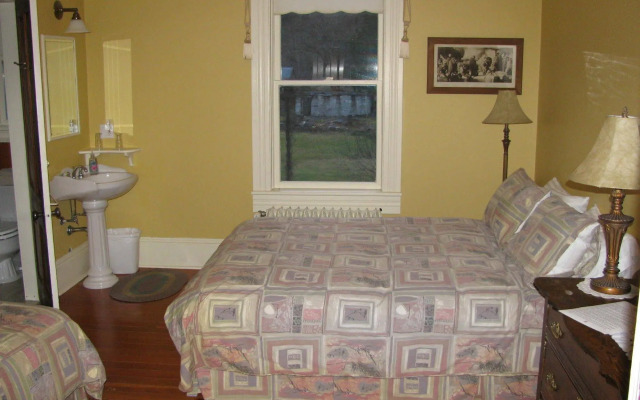 Sasquatch Crossing Eco Lodge B&B