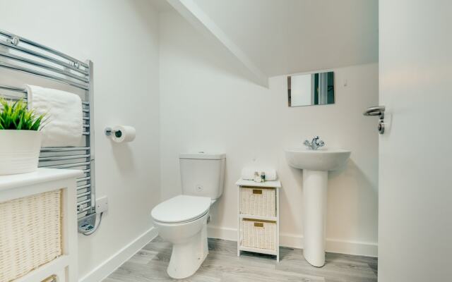 Charltons Bonds Apartments 2B- By Week2Week