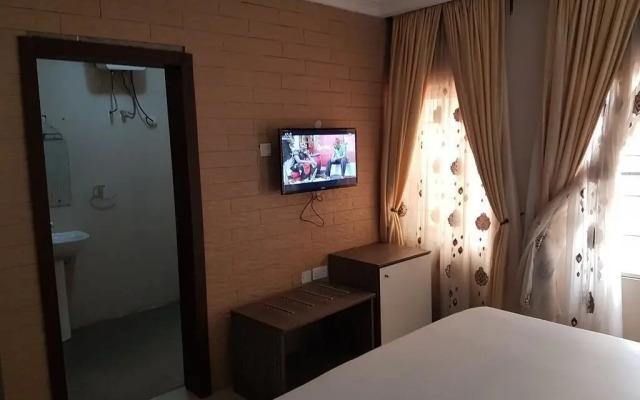 Emzrel Hotel & Suites