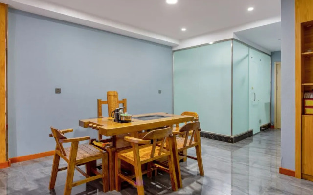 Huayi Hotel (Puyang East High-Speed Railway Station)