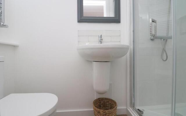 Spacious & Modern Beach House, 100m To Beach