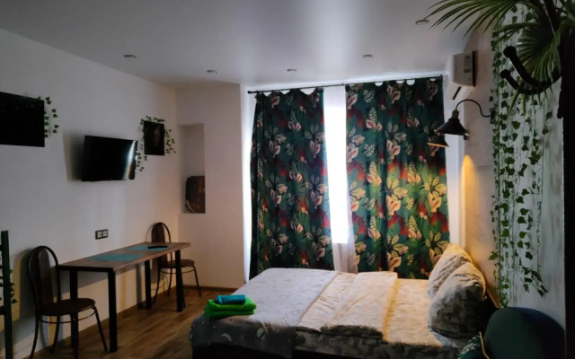 День и ночь на улице Моисеева 9Б