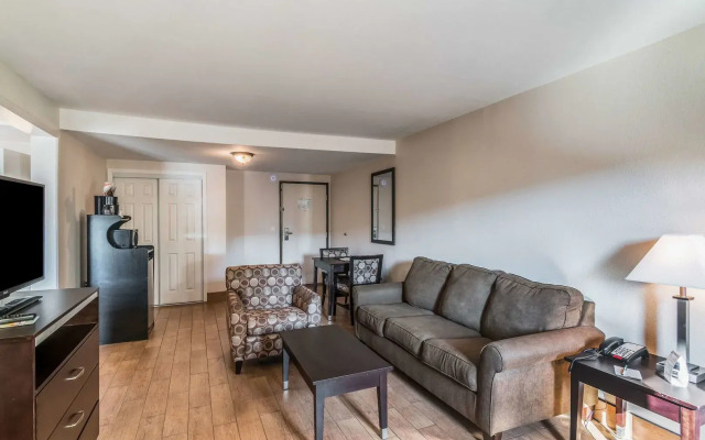 Quality Inn & Suites near Downtown Bakersfield