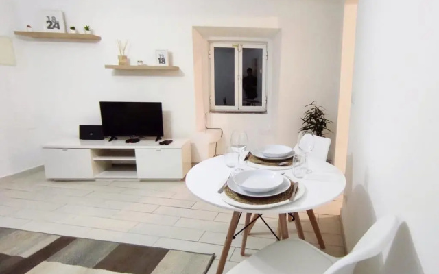 Lemon Tree House Coimbra - Courtyard garden with city views