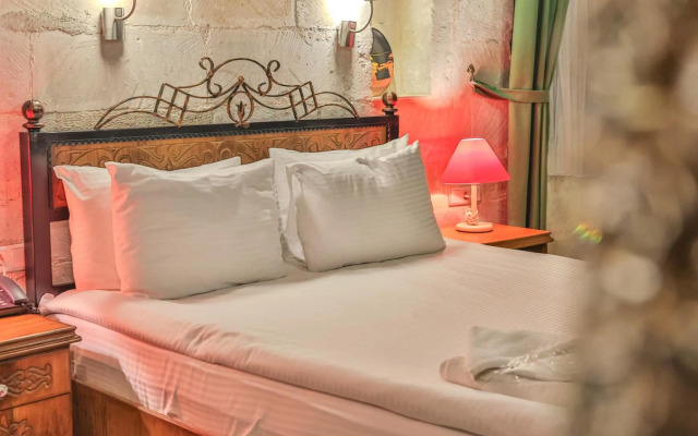 Bedrock Cave Hotel - Adults Only