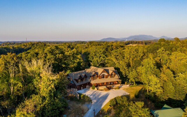 Grand Mountain Getaway 8 Bedroom Home by Redawning