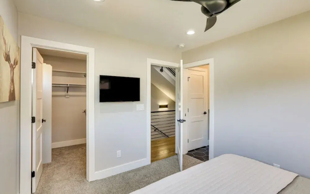 Hot Tub & Mtn-view Rooftop Deck: Golden Home