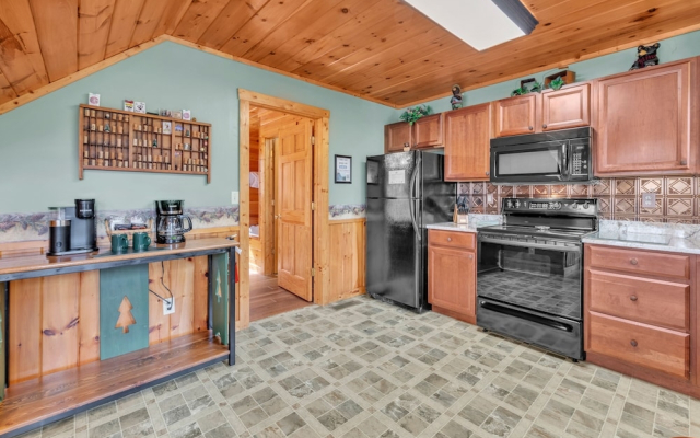 Cabin in the Woods w/ Hot Tub & Games!