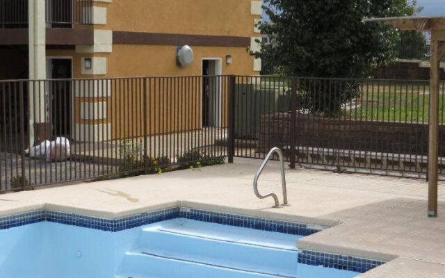 Economy Inn & Suites