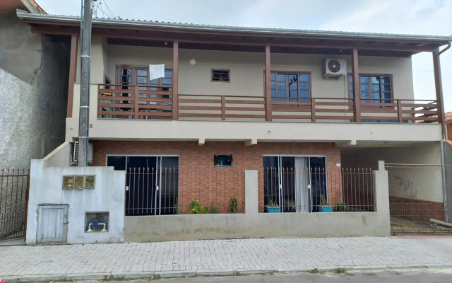 Quarto 02, cama Queen com banheiro compartilhado