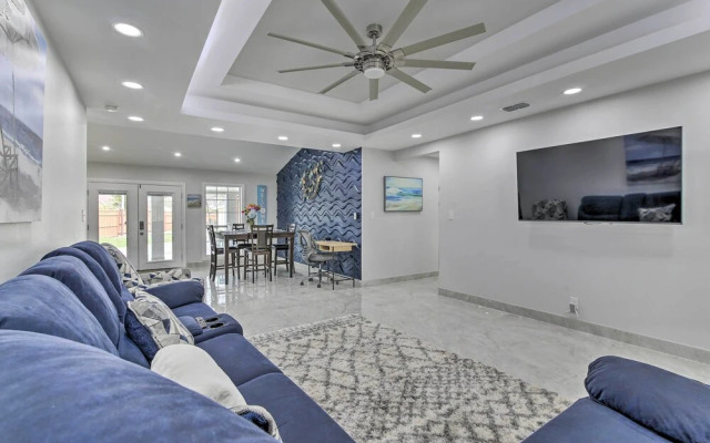 Patio & Grill: Spacious Gem Near Gulf Coast!