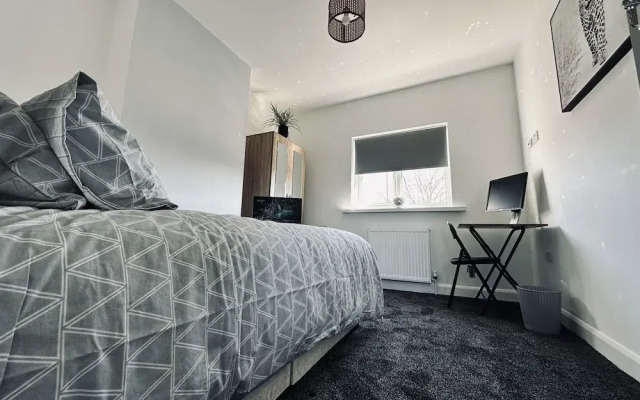 4 Bedroom House, 2 Bathroom-derby-close To Rolls Royce