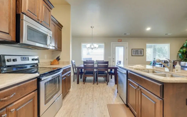 Hurricane Getaway w/ Private Pool, Mtn Views!