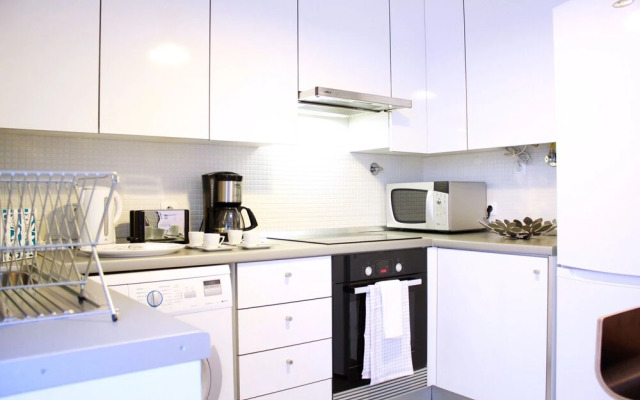 ALTIDO Modern 1-bed Apt w/terrace, moments from São Bento Palace