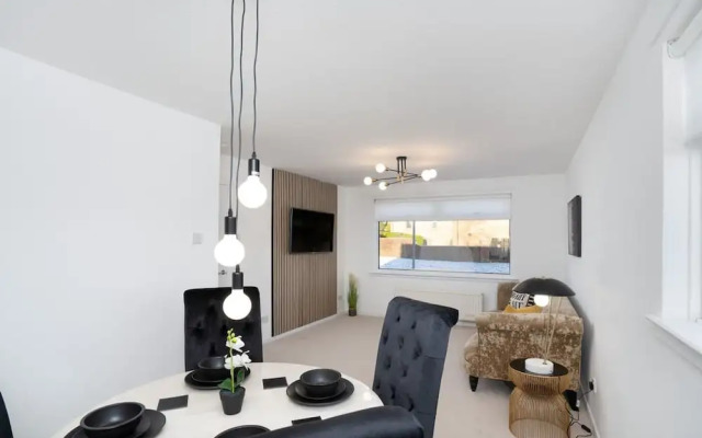 Comfy 3 Bed House - Free Parking