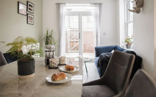 Stunning 2 BD with Patio & Free Parking
