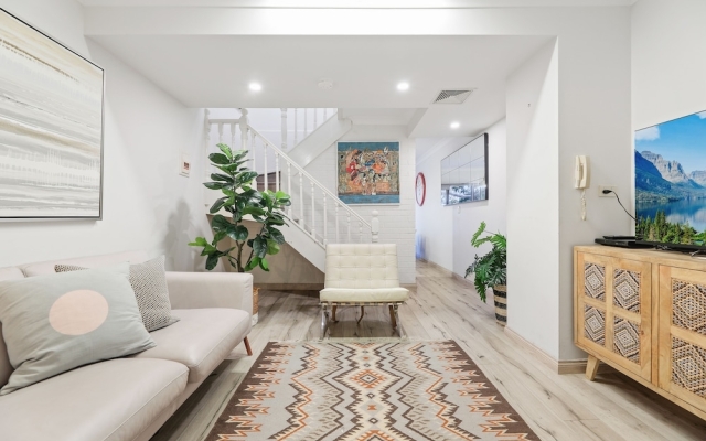 Auburun Designed 2 Bedrooms Home with Free Parking by KozyGuru