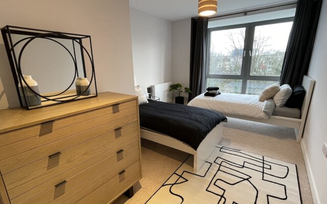 Stunning 2-bed Apartment in Bristol With Parking