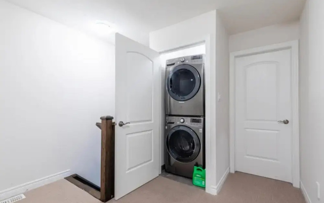 Modern Lakeshore 3BR 3BA TH Free Parking BBQ