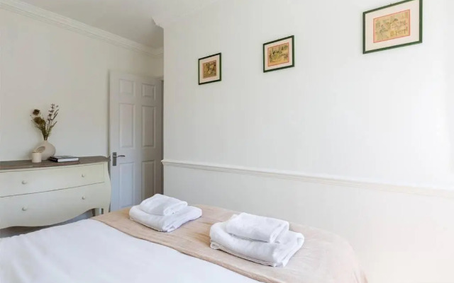 Spacious 3 bedroom flat with terrace