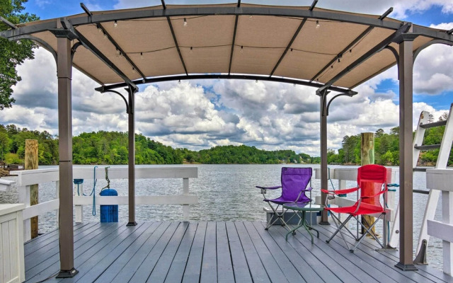 'paradise Lakehouse' in Hickory w/ Dock & Views!