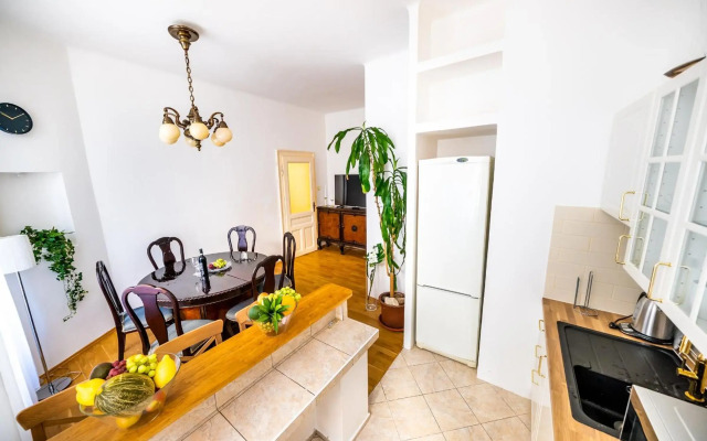 Luxurious Kafka family apt in Old Town