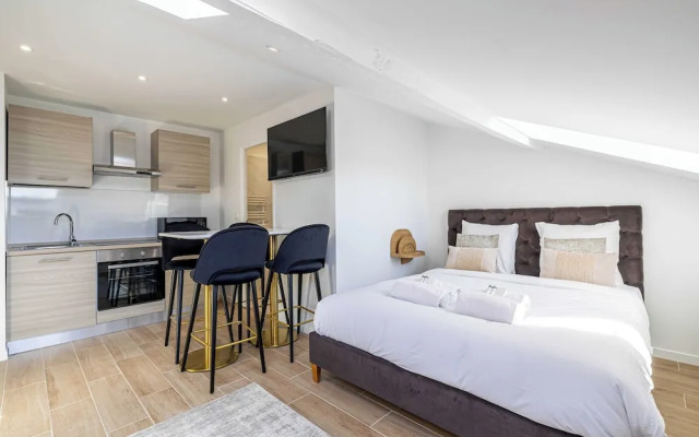 Large Renovated Studio - Bright - 1br/4p