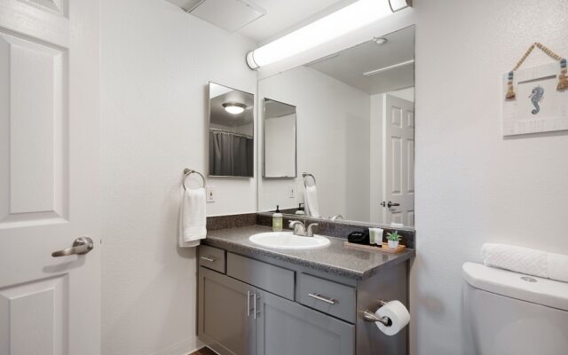 The Luxe Suites of Oceanside with Pool & Gym