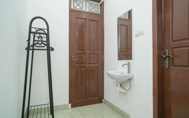 RedDoorz Near Bundaran Ciceri