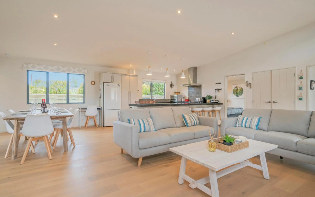 Upsides and Good Vibes - Pauanui Holiday Home – Guest Rooms – Pauanui