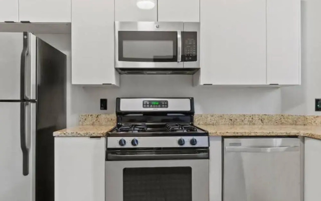 Charming DC Rowhouse Condo - Ideal Long-term Stay