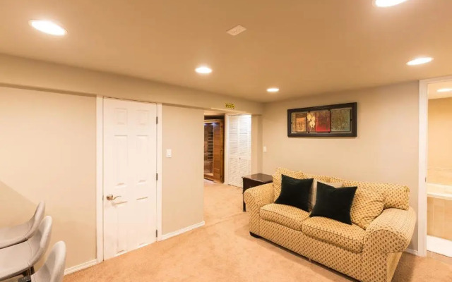 The Gray House in PA (central, 5BRs with Sauna)