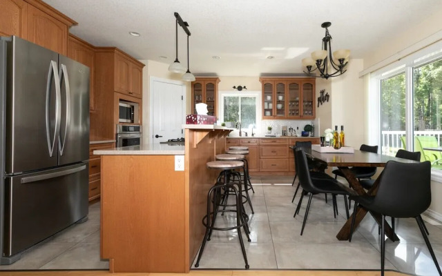 LUXURIOUS 5-Br Acreage | Year-Round Heated Pool & HotTub | Mtn View | Pool Table