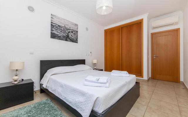 C04 - Pool View 3 Bed Apartment